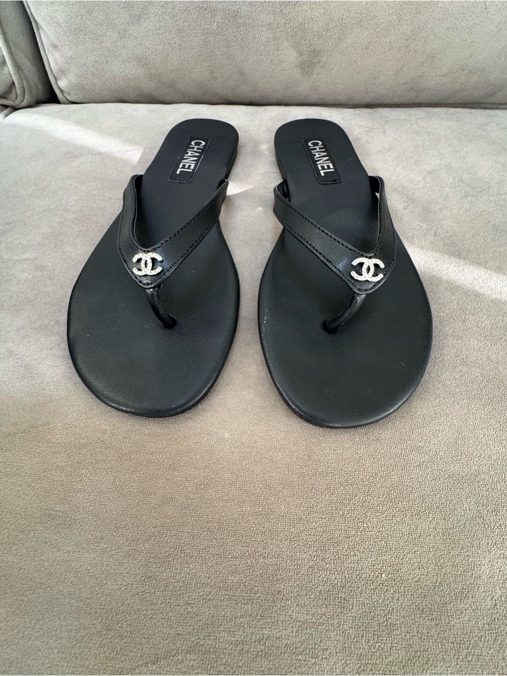 Black CC Chanel sandals / flip flops - Picture 3 of 7